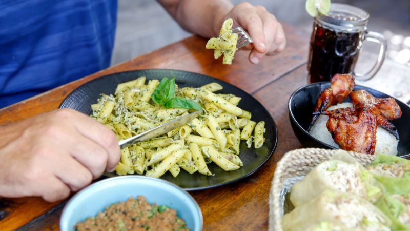 Tiêu thụ quá nhiều carb vào buổi tối, cơ thể sẽ không kịp sử dụng hết lượng năng