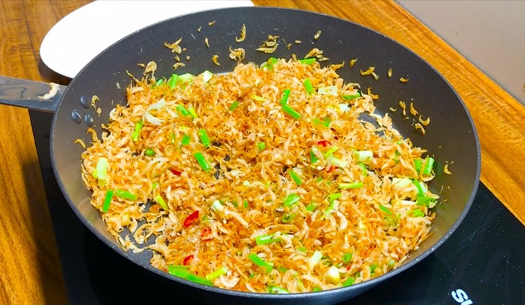 Cách làm ruốc khô rang hành giòn rụm, ngon miệng