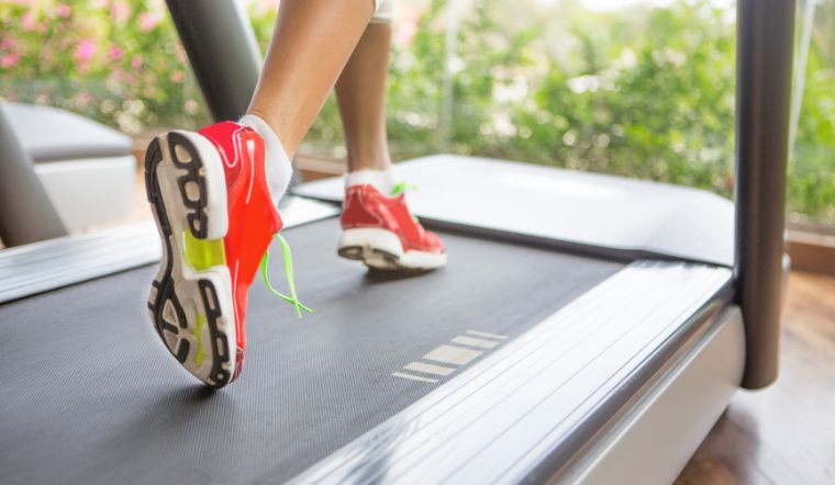 8 sai lầm khi đi bộ trên máy làm ảnh hưởng kết quả tập luyện