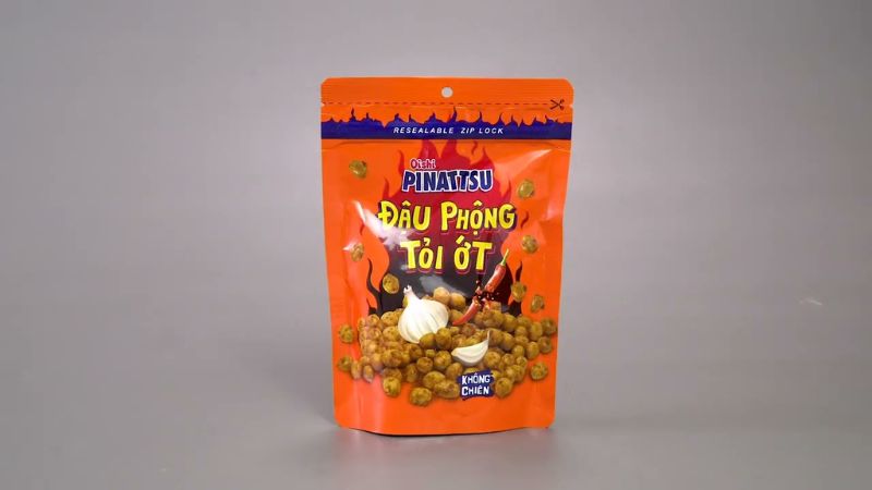 Đậu phộng vị tỏi ớt Pinattsu Oishi là sản phẩm snack thơm ngon