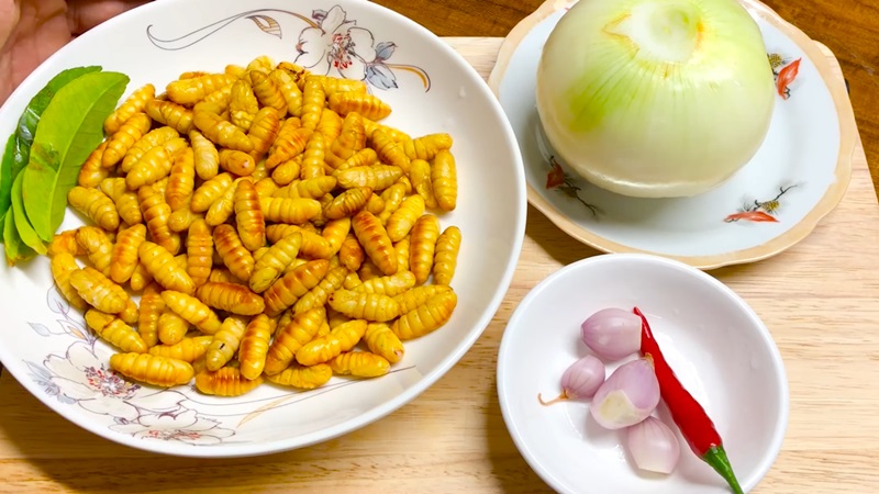 Nguyên liệu chuẩn bị cho món nhộng xào hành tây