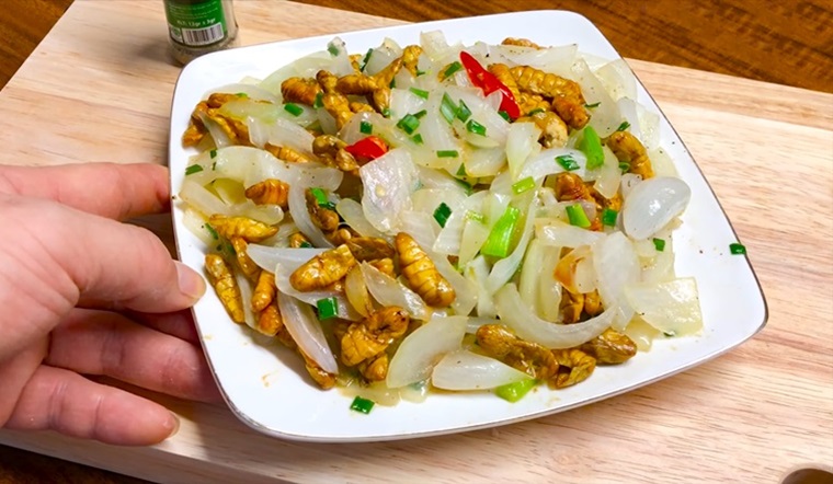 Cách làm món nhộng xào hành tây thơm ngon, bổ dưỡng