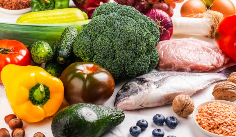 Rau hay thịt? Thực phẩm nào giúp bạn sở hữu làn da đẹp không tì vết?