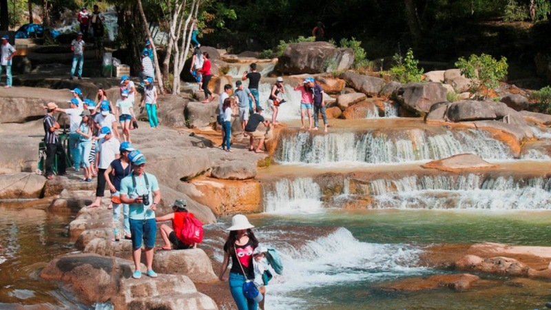 Chụp hình check-in thác Yang Bay Nha Trang