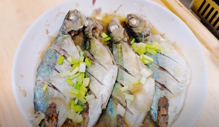 Cách làm cá bạc má hấp hành đơn giản mà ngon vô cùng