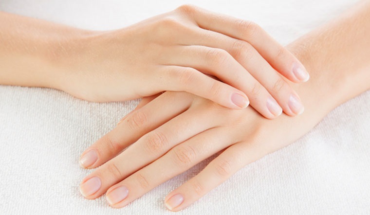 Có nên dùng tinh chất dưỡng móng? Công dụng của tinh chất dưỡng móng