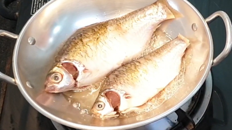 Chiên cá mè vinh