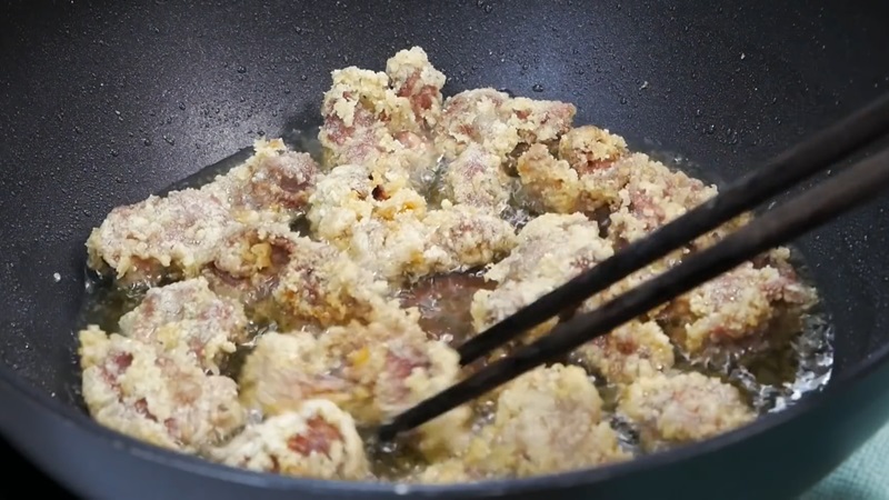 Làm mề gà chiên sốt nước tương