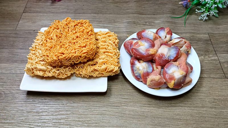 Nguyên liệu làm món mì xào mề gà