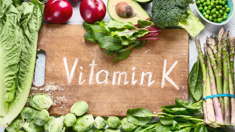 Dùng viên canxi cùng với thực phẩm giàu vitamin K