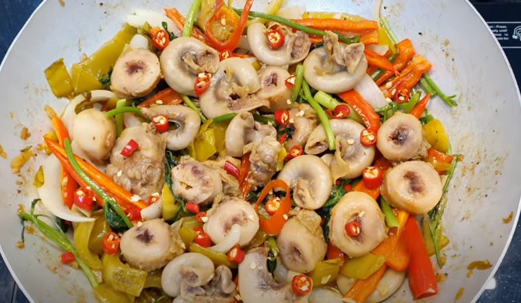 Cách làm dồi trường xào cải chua ngon lạ miệng, hấp dẫn