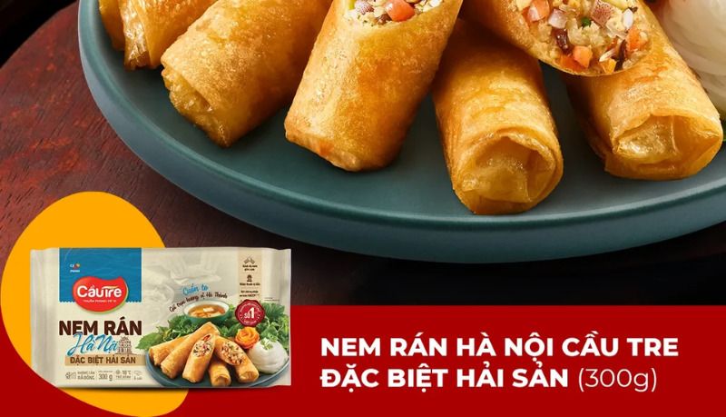 Nem rán Hà Nội hải sản đặc biệt Cầu Tre với lớp nhân hải sản thơm ngon, đậm đà