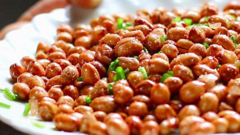 Đợi lạc nguội mới cho muối vào