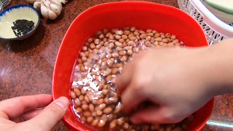 Rửa lạc sạch trước khi rang