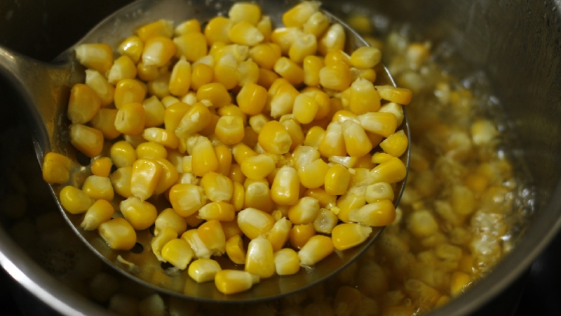 Luộc ngô trước khi chiên