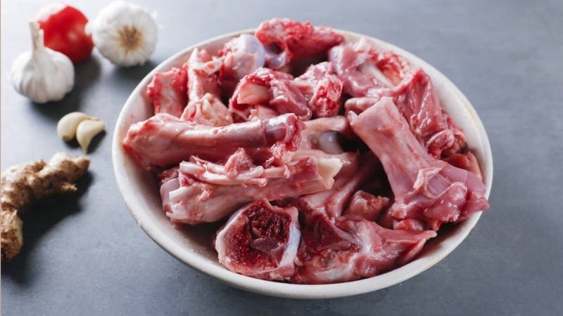 Dùng xương ống, xương đuôi, xương ức để hầm