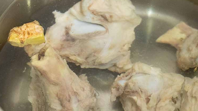 Luộc qua xương trước khi hầm