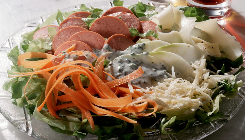 Salad kết hợp với xúc xích thơm ngon, béo ngậy