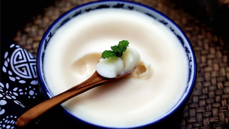 Thêm chút muối khi lọc mỡ ra âu, lọ sành