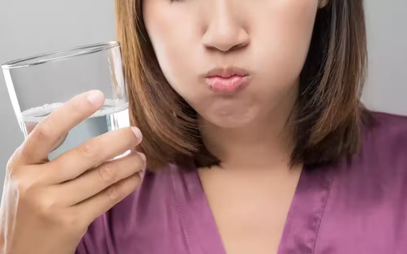 Nhổ răng khôn bao lâu thì súc miệng nước muối?