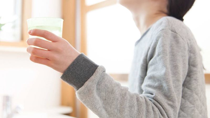 Nhổ răng xong súc miệng bằng nước muối được không?