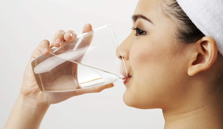 Nhổ răng xong súc miệng nước muối được không? Cần lưu ý gì?