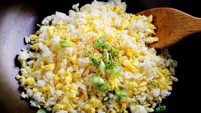 Không có cơm nguội, nấu cơm mới, bỏ tủ lạnh