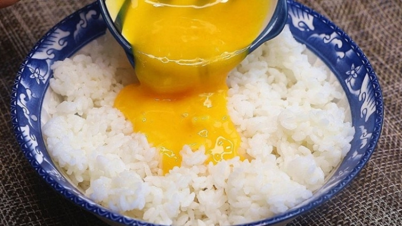 Trộn đều lòng đỏ với cơm trước khi rang