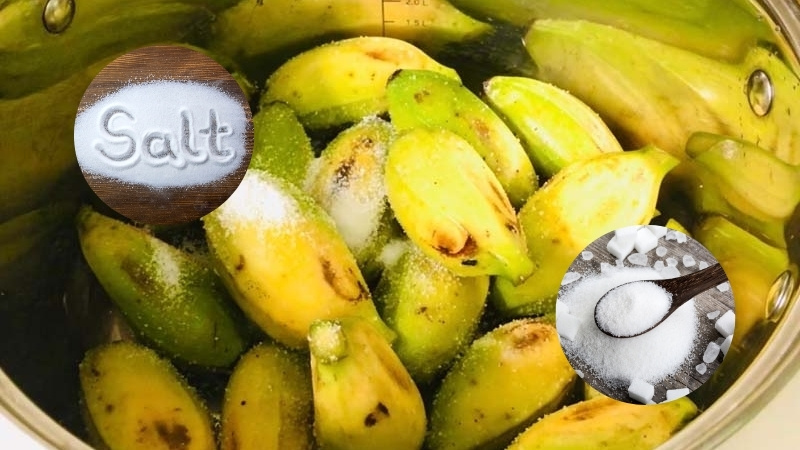 Ướp chuối sáp với đường và muối trước khi luộc