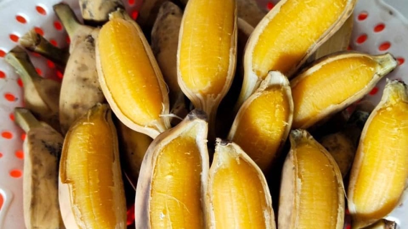 Luộc chuối khoảng 10 phút