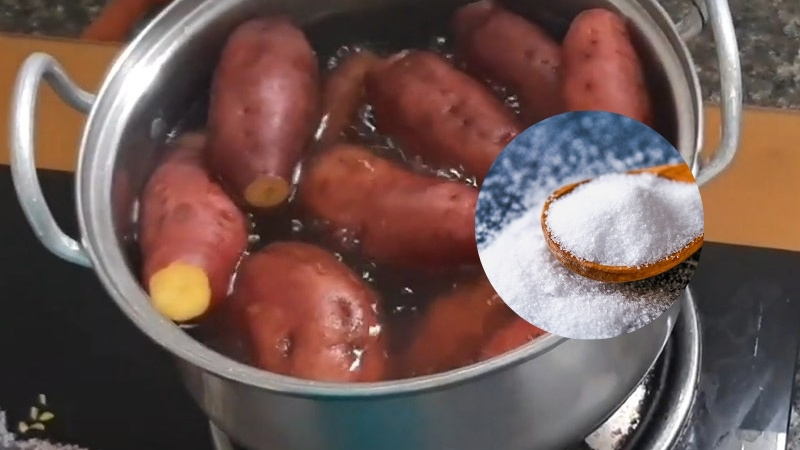 Cho muối khi luộc khoai lang