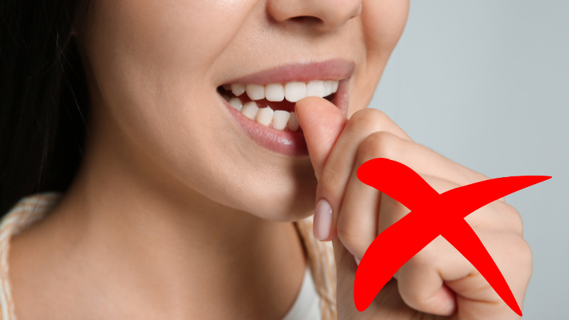 Thói quen cắn móng tay dễ đưa vi khuẩn vào trong cơ thế Thói quen cắn móng tay dễ đưa vi khuẩn vào trong cơ thế