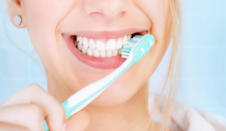 Cách vệ sinh răng miệng sau khi nhổ răng khôn