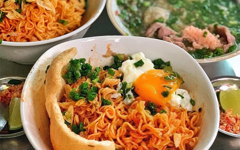 Tiệm mì khuya