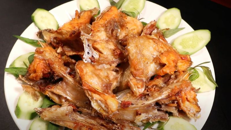 đầu cá hồi nướng muối ớt