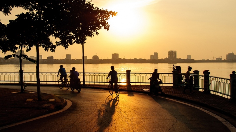 Đạp xe quanh hồ Tây đón gió đầu mùa