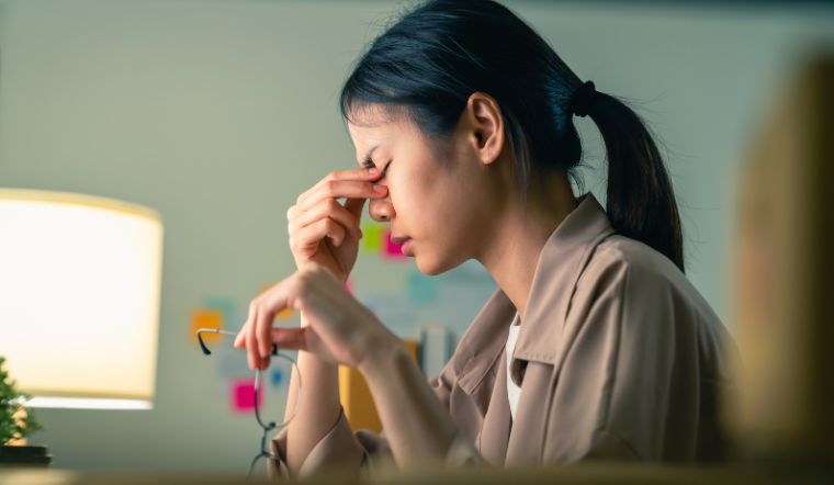 Ngoài thức khuya, ăn nhiều đường, yếu tố nào đang 'hủy hoại' làn da của bạn?