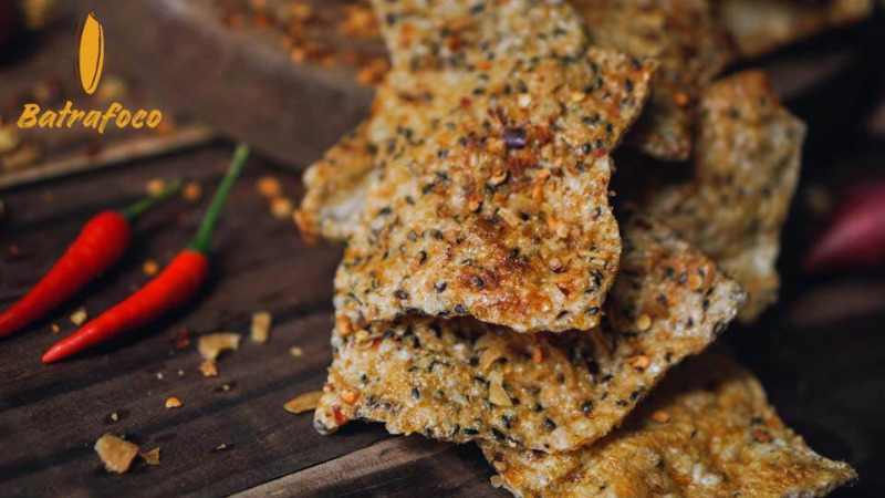 Bánh tráng giòn rụm, phủ lên trên sốt mắm tỏi thơm lừng