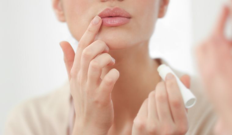 Môi khô bong tróc? 3 bước đơn giản giúp bạn lấy lại đôi môi căng mọng