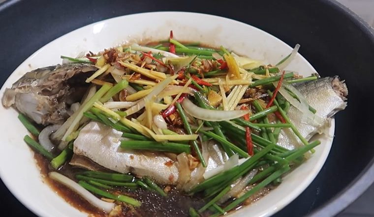 Tự tay làm món cá chim hấp xì dầu cho bữa cơm