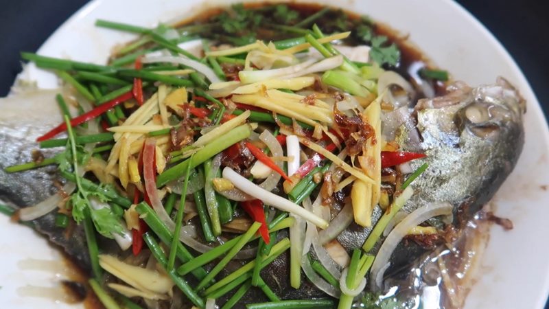 Thưởng thức cá chim hấp xì dầu