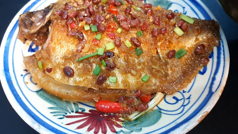 Thưởng thức cá chim kho tương hột