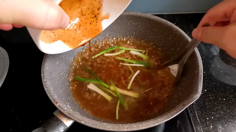 Pha sốt kho cá Pha sốt kho cá