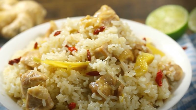 món cơm gà đảo dầu mè