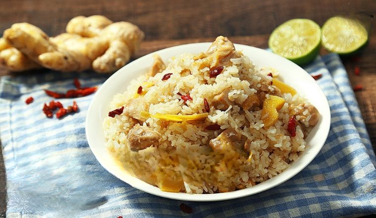 Cách làm cơm gà đảo dầu mè thơm ngon, hấp dẫn