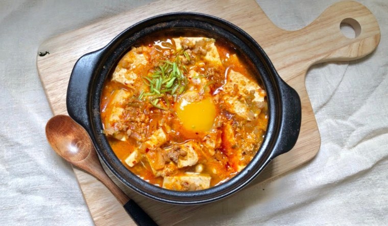 Cách làm món đậu hũ hầm cay Hàn Quốc (Sundubu Jigae) đơn giản