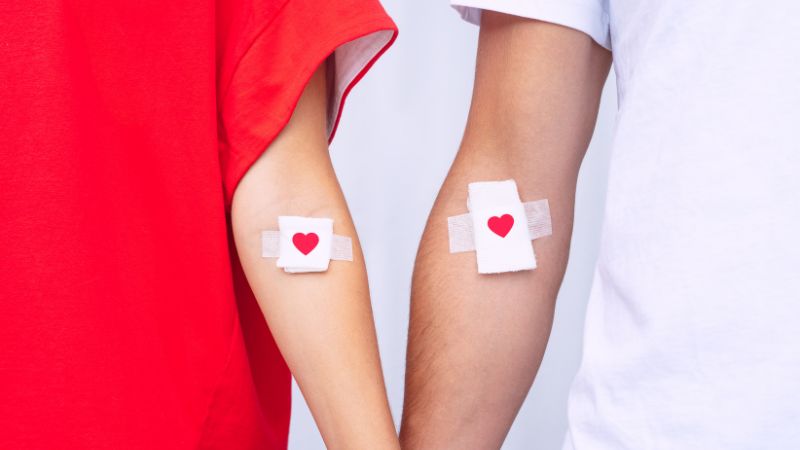 Cách giữ tay sau khi hiến máu