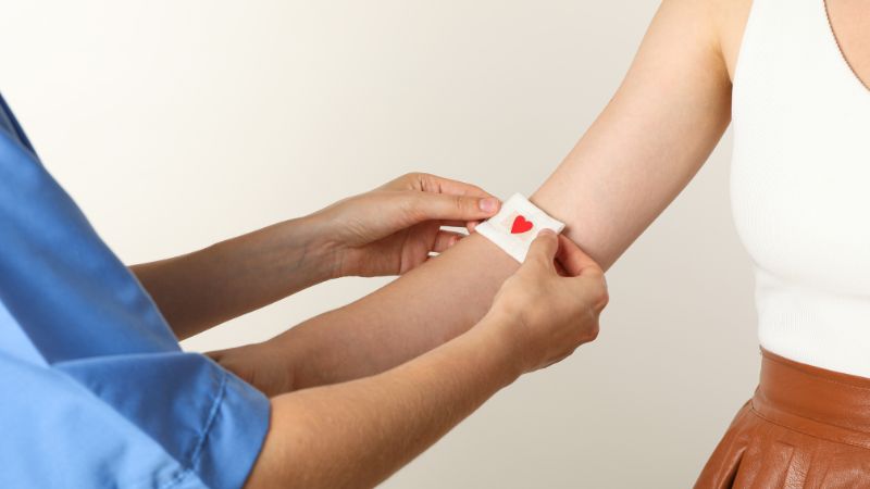 Cách hạn chế tình trạng bầm tím tay sau hiến máu