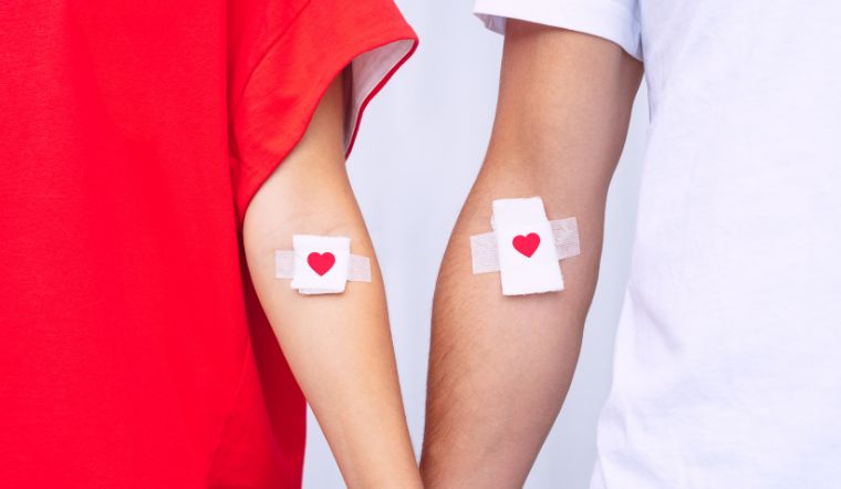 Giải đáp thắc mắc: Có nên gập tay sau khi hiến máu?