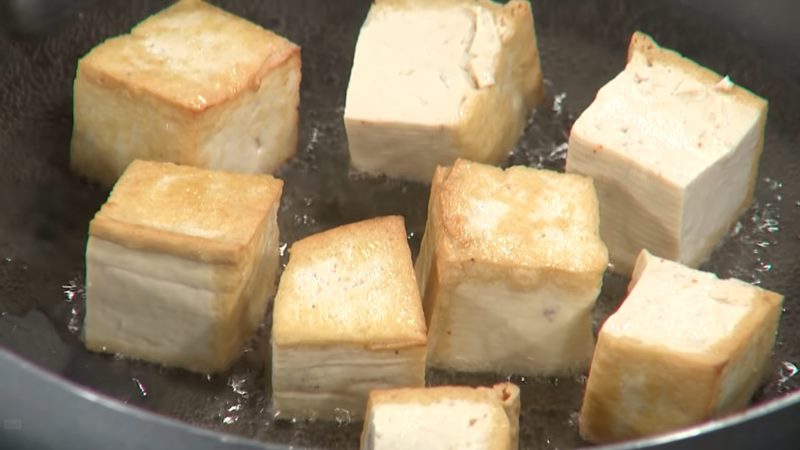 Chiên đậu hũ và cá bống mú Chiên đậu hũ và cá bống mú